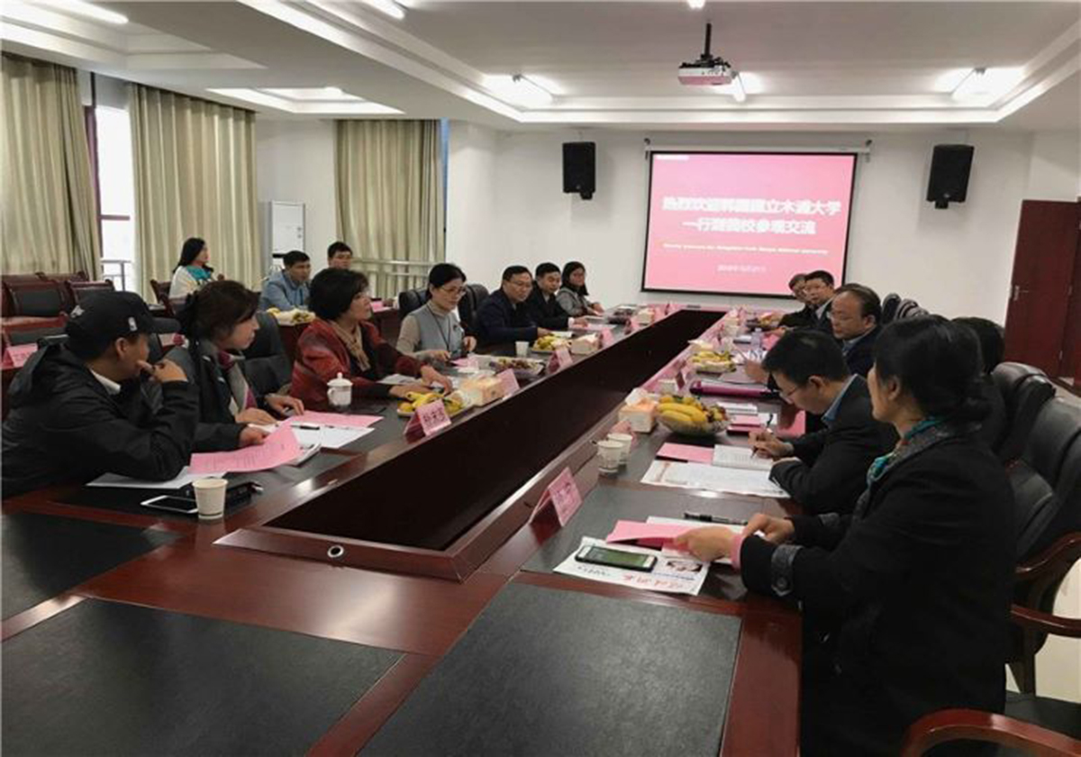 图5 2018年韩国茶道教育院院长郑美淑教授一行在银河娱乐6163网址交流座谈.jpg